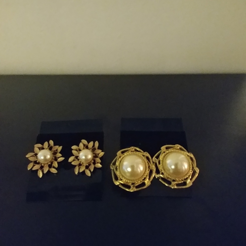 Set of 2 Gold & Pearl clip earrings